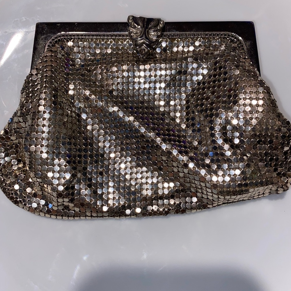 Vintage whiting and Davis silvertone mesh clutch leaf type clasp facete